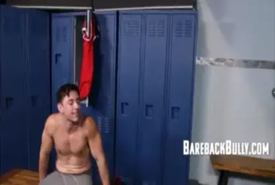 เด็กหนุ่มเย็ดกันอย่างดุเดือดในห้องล็อกเกอร์